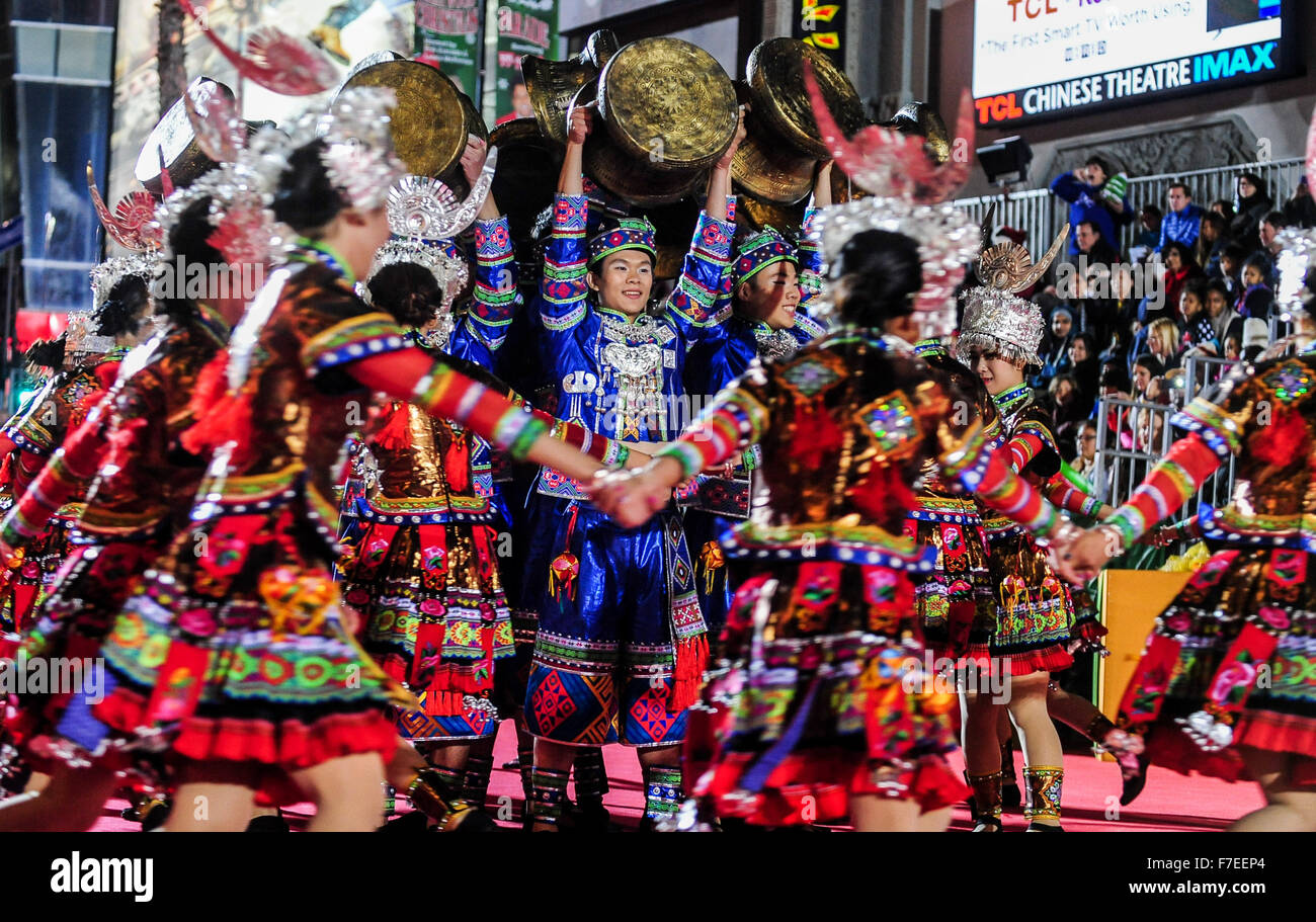 Los Angeles, USA. 29. November 2015. Studenten Guangxi University of Finance and Economics of China durchführen während der 84. Hollywood Christmas Parade in Los Angeles, USA, 29. November 2015. Bildnachweis: Zhang Chaoqun/Xinhua/Alamy Live-Nachrichten Stockfoto