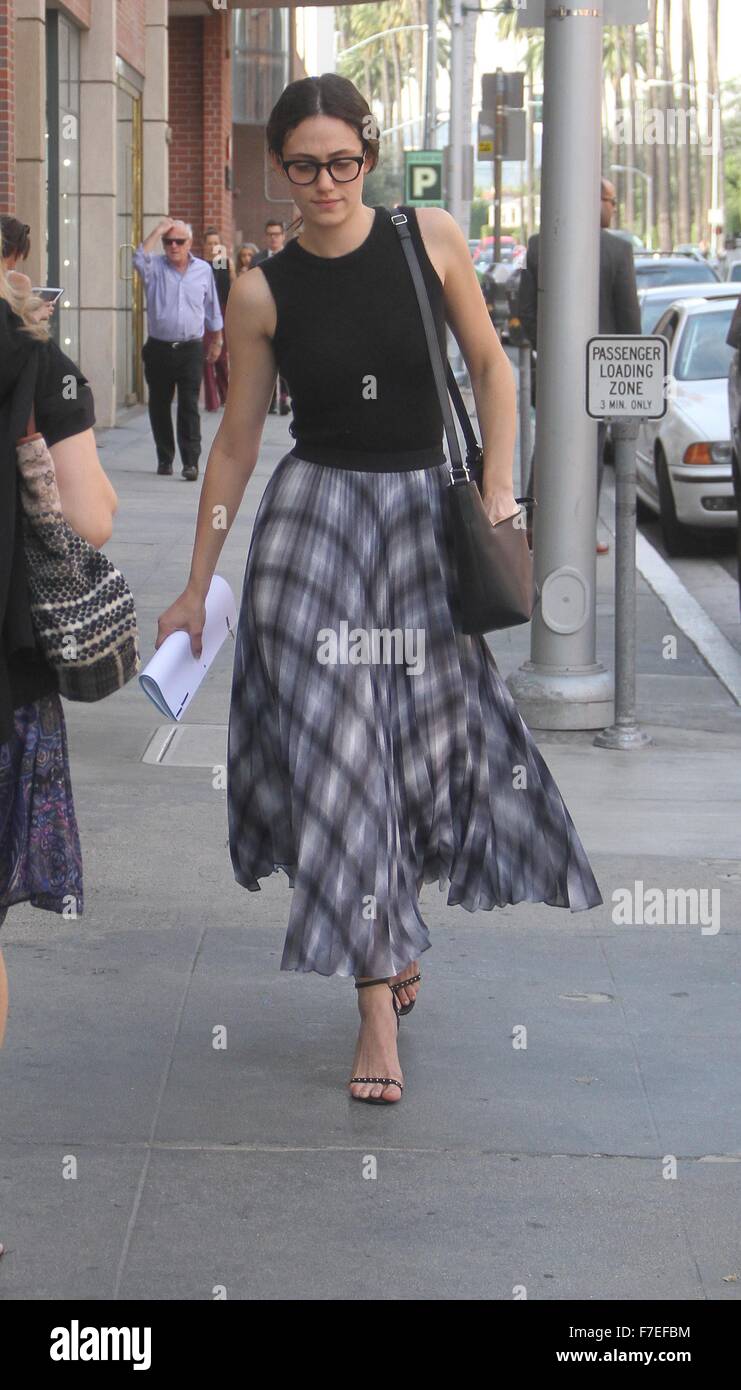 Emmy Rossum trägt eine flowige Faltenrock und schwarz gerahmte Brille während unterwegs in Beverly Hills Featuring: Emmy Rossum wo: Los Angeles, California, Vereinigte Staaten von Amerika bei: 27. Oktober 2015 Stockfoto