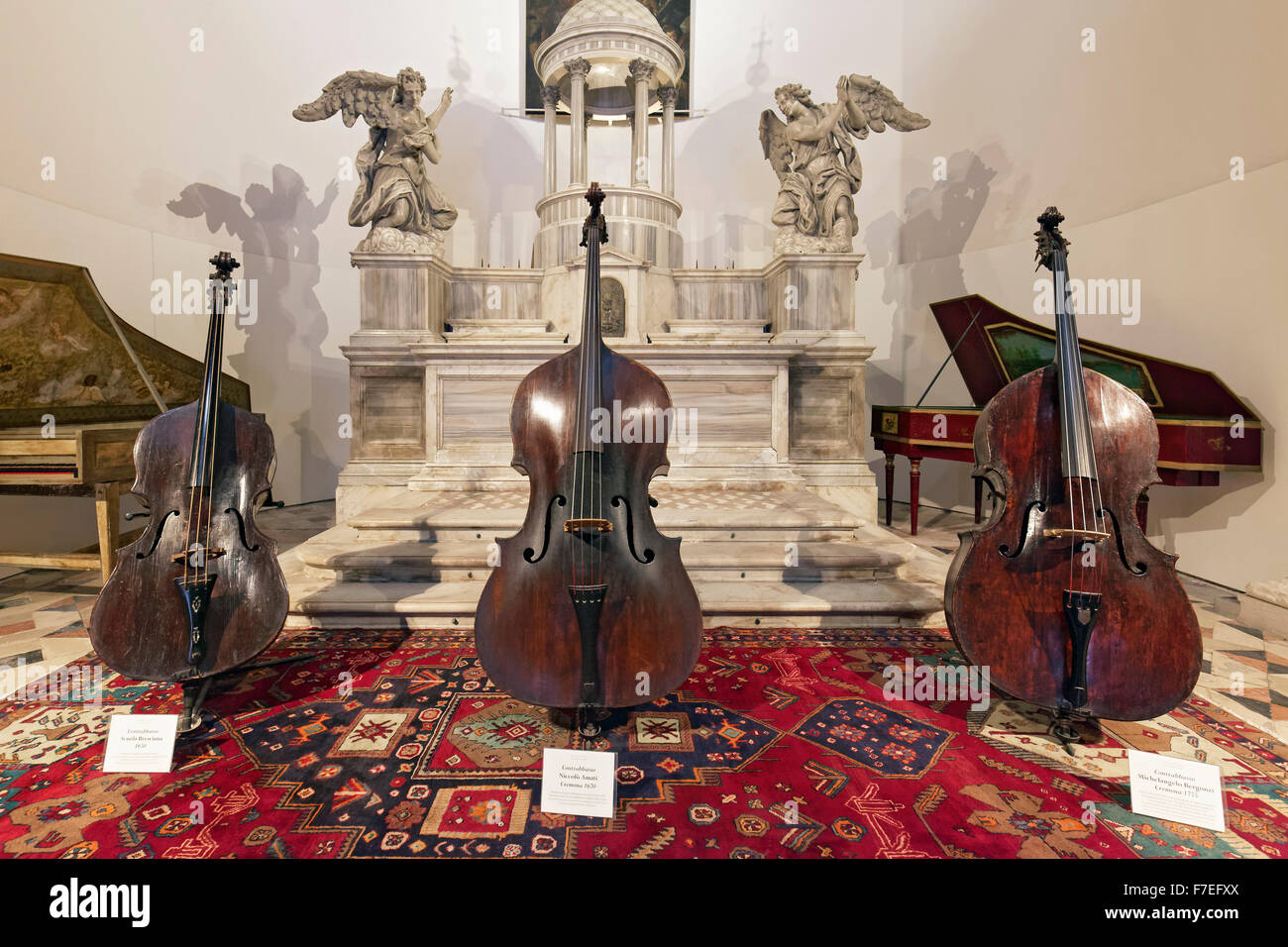 Historische Instrumente, Kontrabässe Bergonzi und Amati, Museo della Musica in der Kirche San Maurizio, San Marco, Venedig Stockfoto