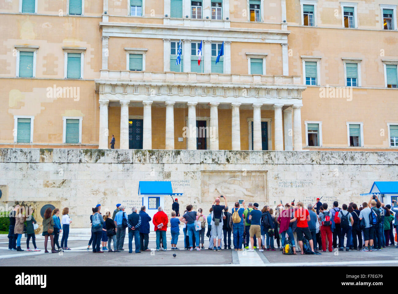 Stündliche Wachablösung, vor Parlamentsgebäude, Syntagma-Platz, Athen, Griechenland Stockfoto