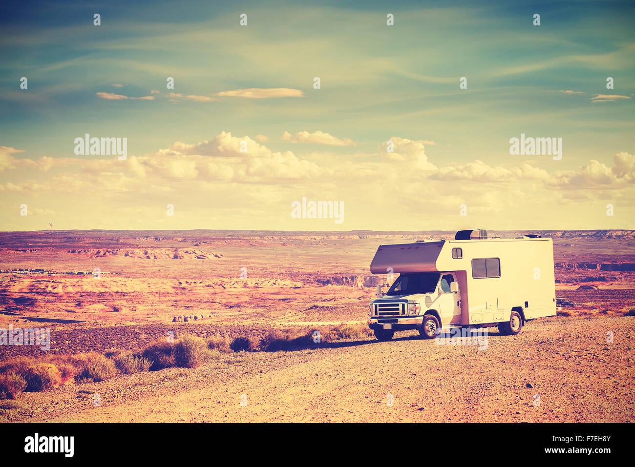 Retro-getönten Wohnmobil geparkt von Canyon, Familienurlaub Konzept, USA. Stockfoto