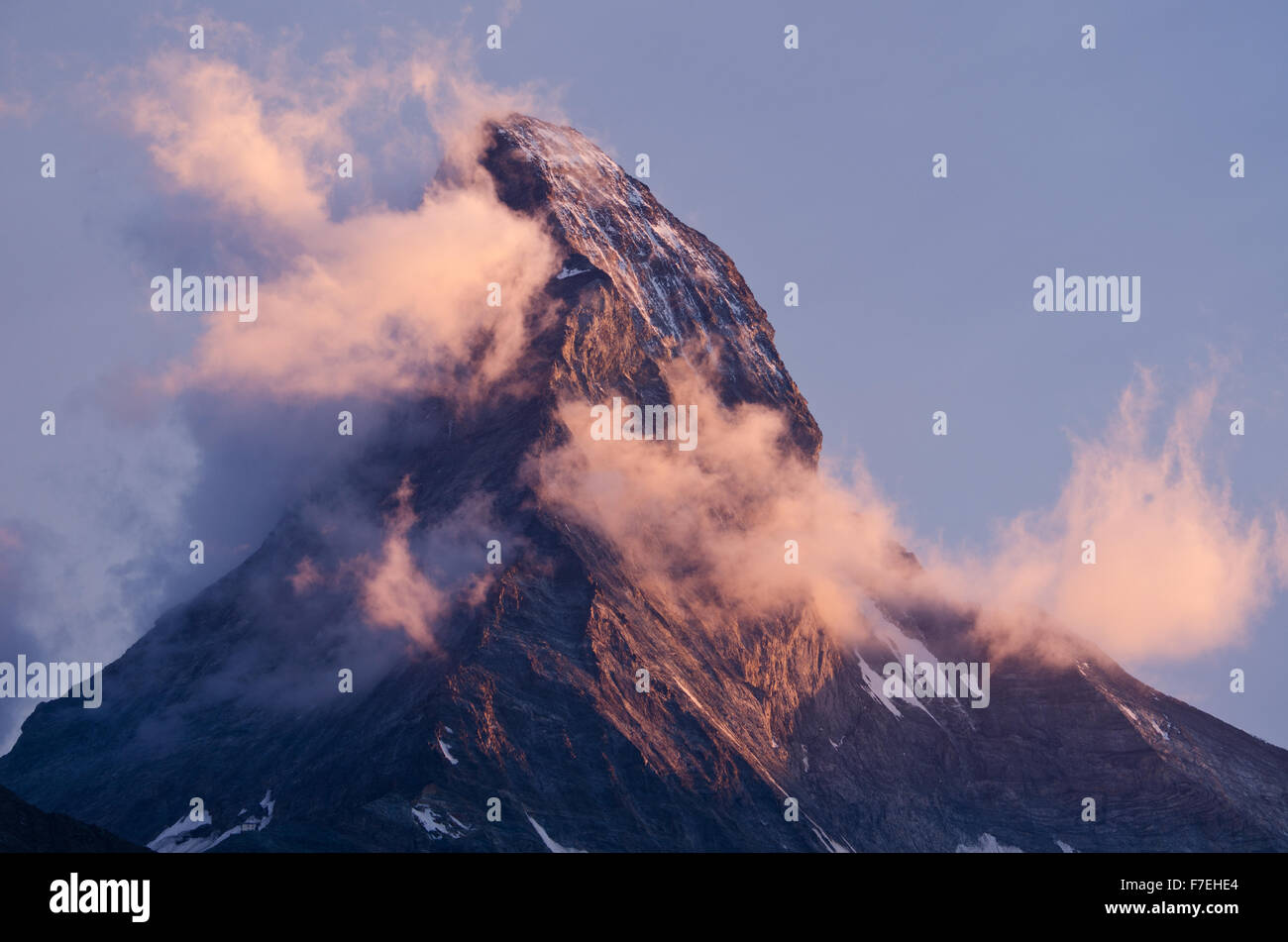 Wolken am Gipfel des Matterhorn bei Sonnenuntergang, Zermatt, Valais, Wallis, Schweizer Alpen, Schweiz Stockfoto