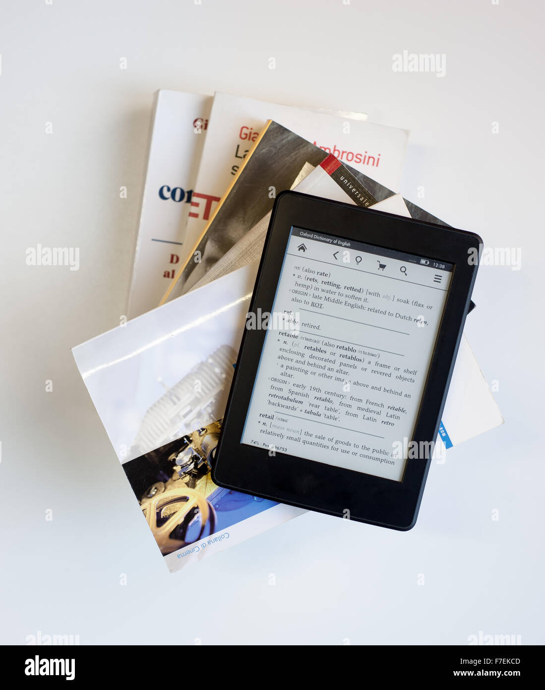 Ein Ebook-Reader über mehrere Bücher Stockfoto