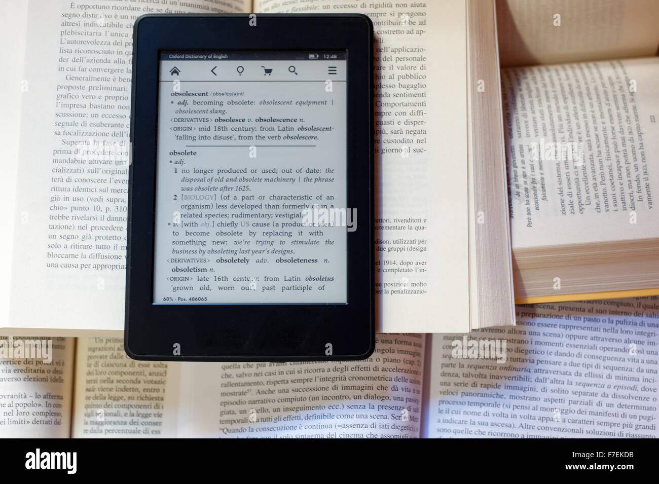 Ein Ebook-Reader über mehrere Bücher Stockfoto