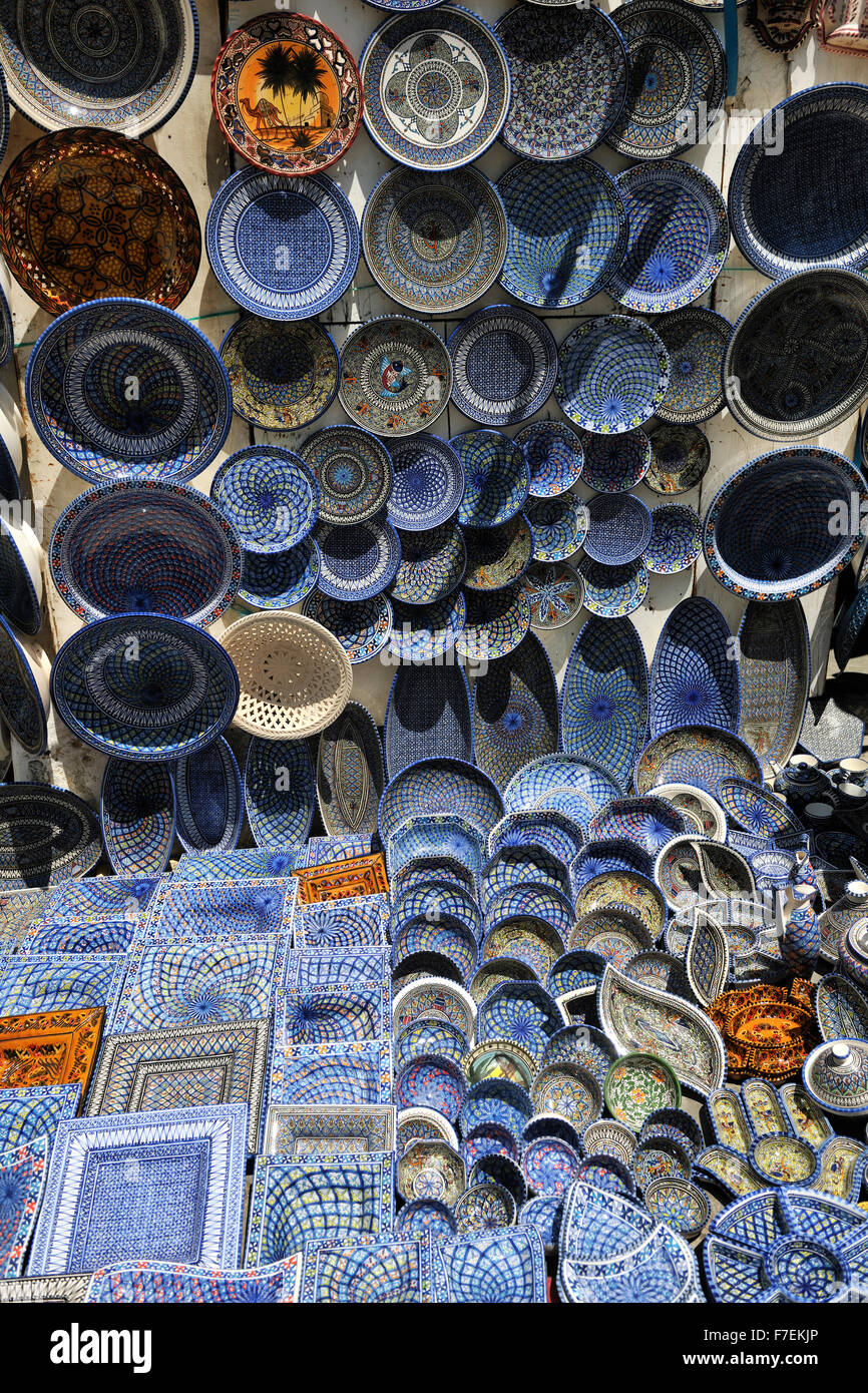 Afrika und Tunis bunte Keramik Geschenk Suvenir im Freien auf Flohmarkt Stockfoto