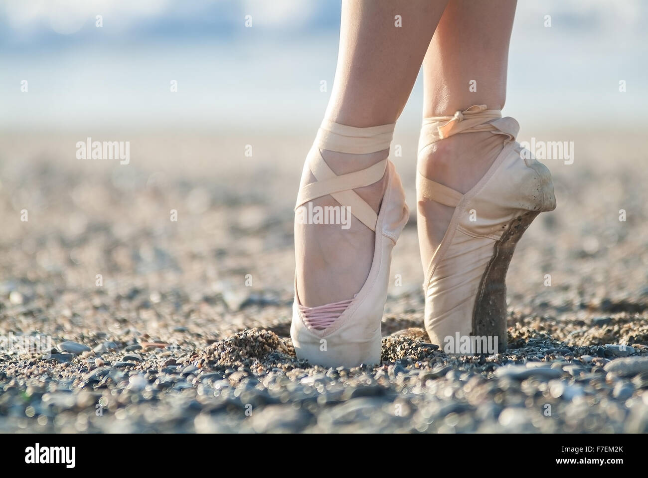 Eine Ballerina auf Spitzenschuhen tanzen am Strand Stockfoto
