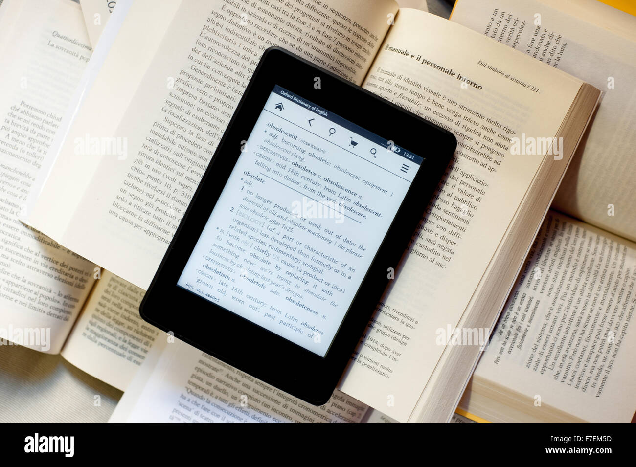 Ein Ebook-Reader über mehrere Bücher Stockfoto