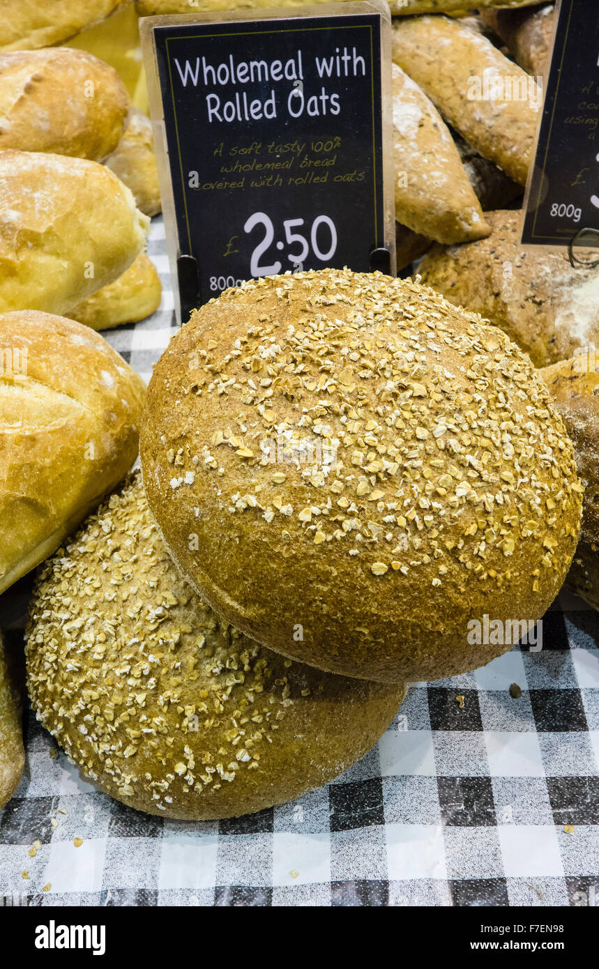 Vollkornbrot Brötchen mit Haferflocken auf Anzeige für Verkauf, England, Großbritannien Stockfoto