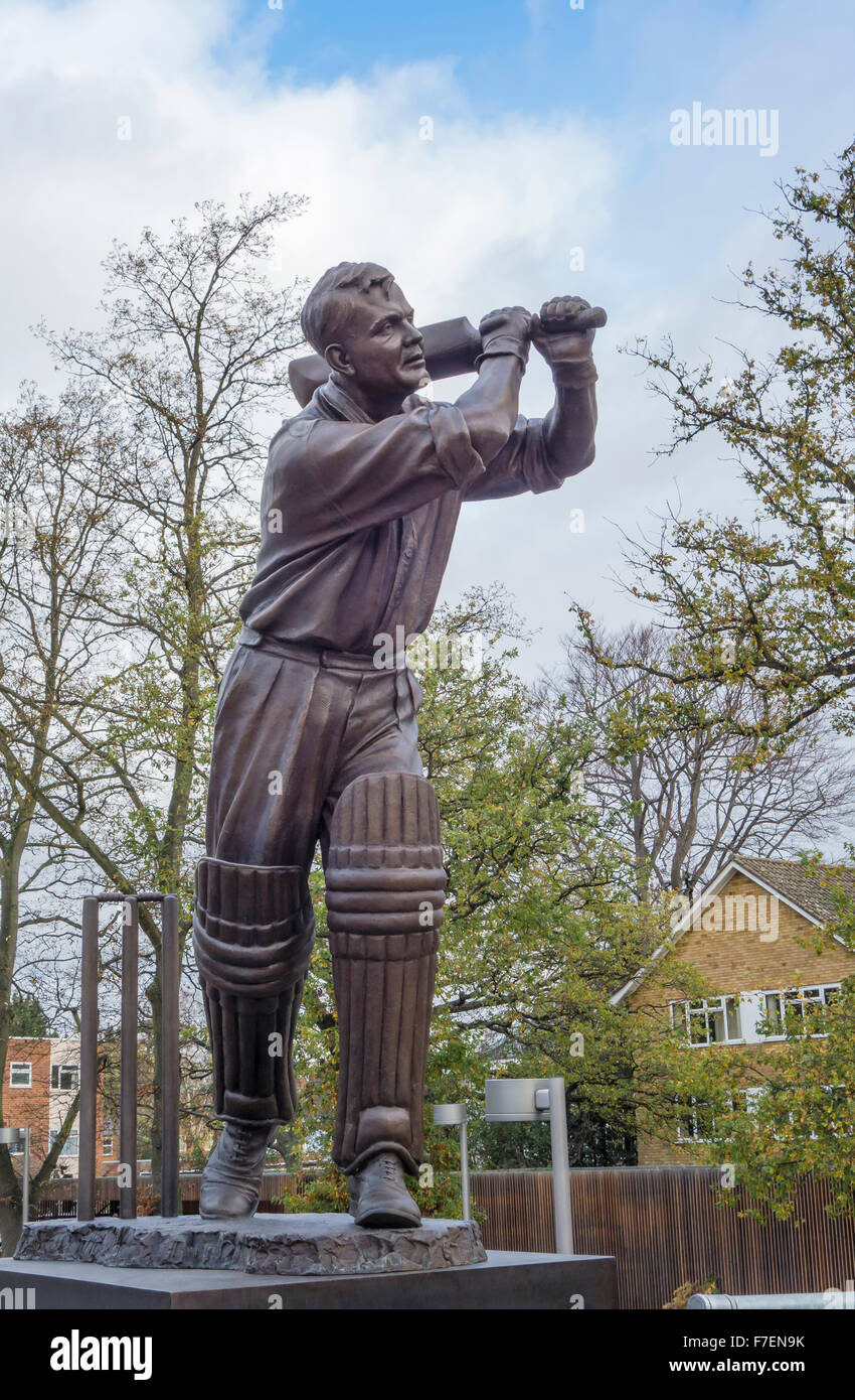 Eine Statue von Eric Bedser, Surrey Cricketer, 1918-2006, vorgestellt vom 8. Juni 2015 vom ehemaligen Premierminister, Sir John Major. Woking, Surrey, Großbritannien. Stockfoto
