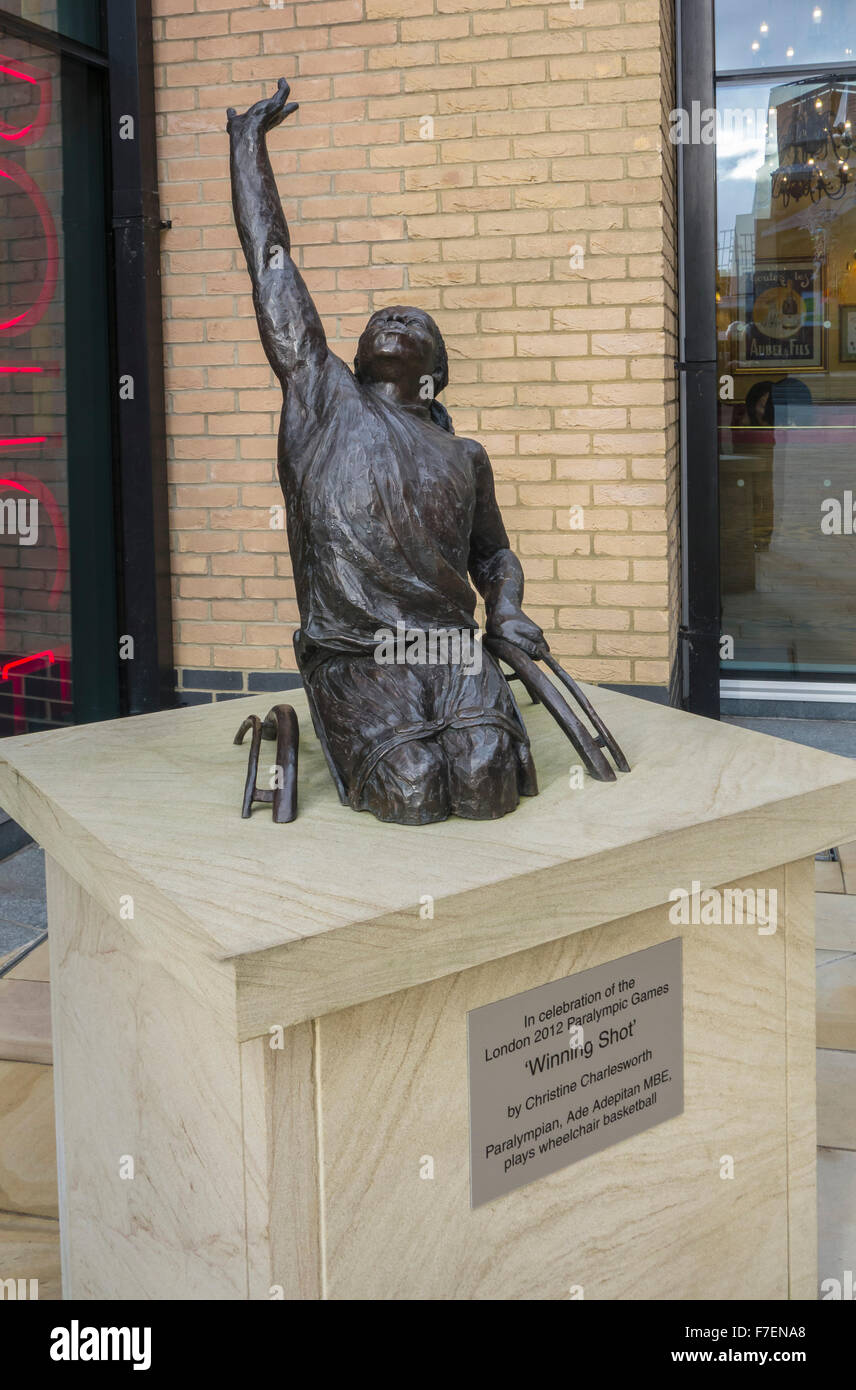 Eine Bronzeskulptur von Christine Charlesworth, 'Winning Shot", der paralympian, Ade Adepitan MBE spielen Rollstuhlbasketball, Woking, Surrey, Großbritannien Stockfoto