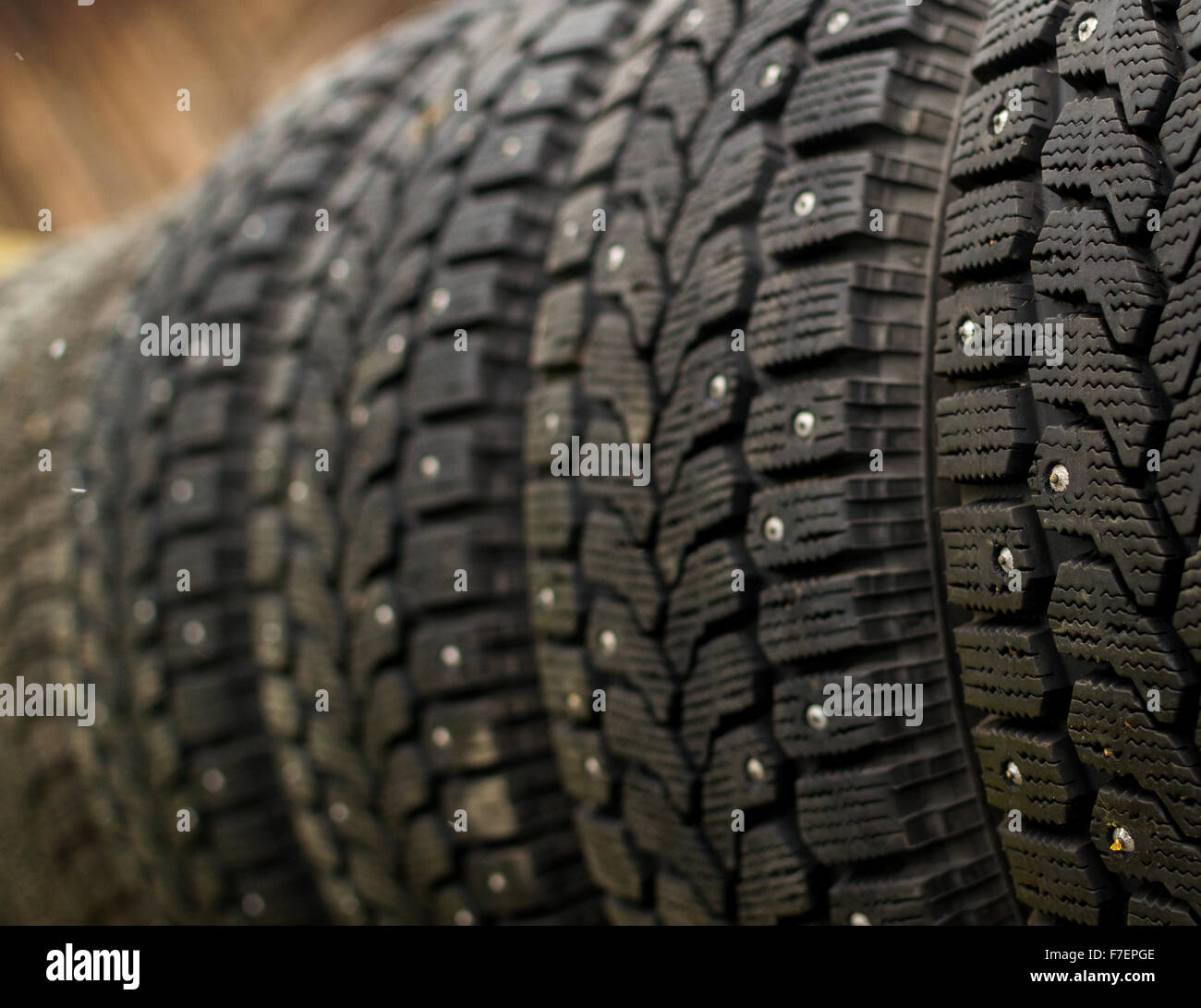 Einreihige beliebte Auto Winter Winterreifen mit Metall spikes für besseren  Grip und Sicherheit im Schnee. Wesentlichen transport Stockfotografie -  Alamy