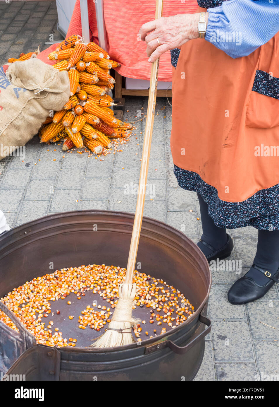 Ältere Dame Toasten Mais die traditionelle Art in La Aldea Dorf, Gran Canaria, Kanarische Inseln, Spanien Stockfoto