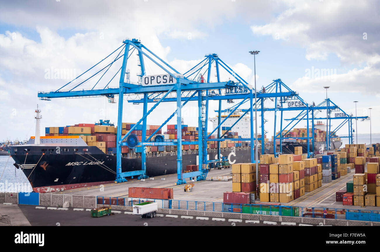 Shipping Container und Container-Schiff im Hafen von Las Palmas (Puerto De La Luz) auf Gran Canaria, Kanarische Inseln, Spanien Stockfoto