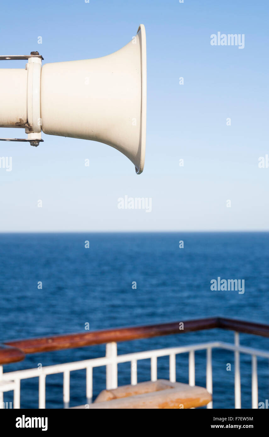 Beschallungsanlagen (PA-System)-System Lautsprecher auf Kreuzfahrtschiff Stockfoto
