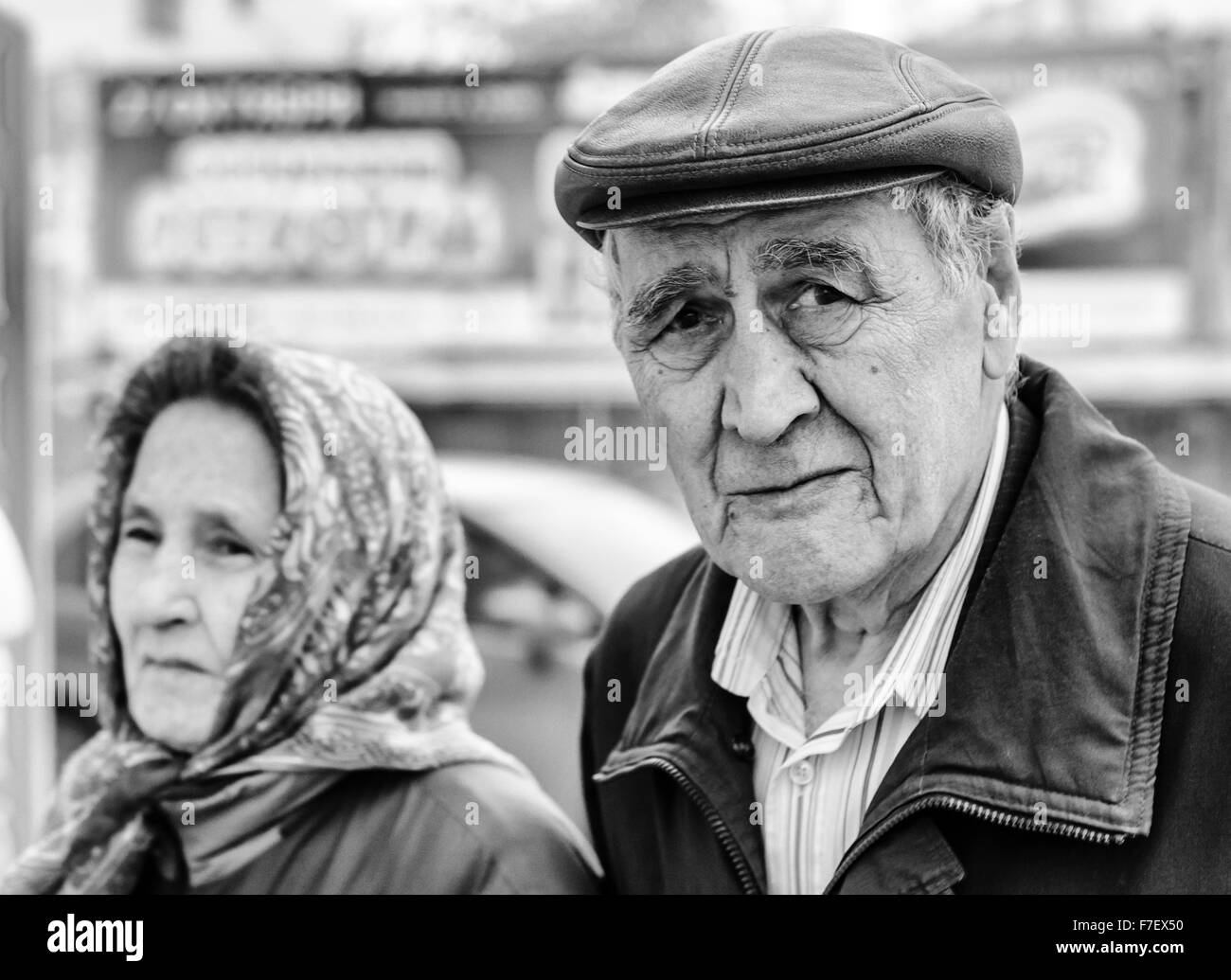 Russische Rentner wie dieses Ehepaar Fuß auf den Straßen von Ufa zu Beginn des Winters im Jahr 2015. Stockfoto