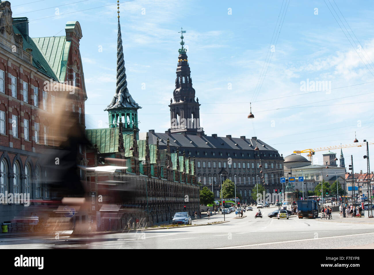 Ein Radfahrer-Köpfe in Richtung der dänischen Parlamentsgebäude bekannt als Christiansborg im Stadtzentrum von Kopenhagen Stockfoto