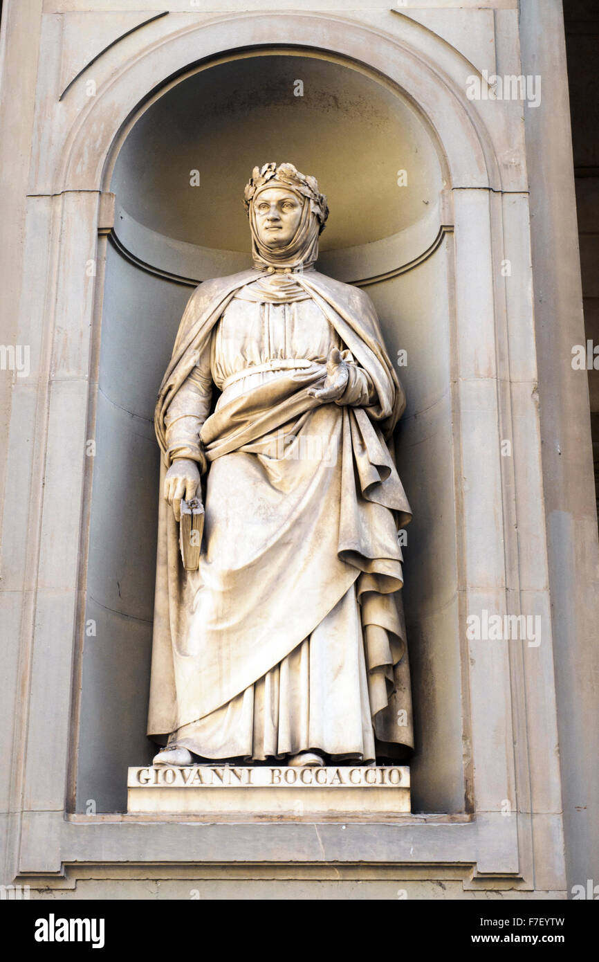 Statue von Giovanni Boccacio auf der Piazzale degli Uffizien - Florenz, Italien Stockfoto