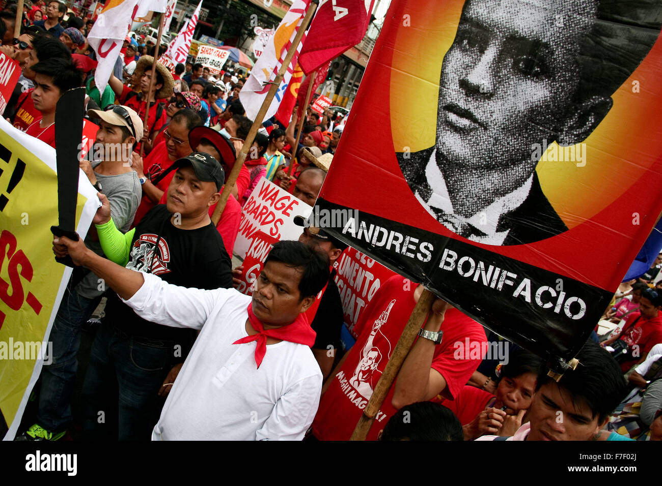 Philippinen. 30. November 2015. Ein Demonstrant hält eine Kartonage Machete während als Andres Bonifacio verkleidet. Hunderte von Demonstranten marschierten Mendiola Brücke in Manila zu Andres Bonifacio 152. Geburtstag zu gedenken. Bonifacio war der erste, der eine bewaffnete Revolution gegen die Spanier in Manila während den späten 1800er Jahren beginnen. Bildnachweis: J Gerard Seguia/ZUMA Draht/Alamy Live-Nachrichten Stockfoto