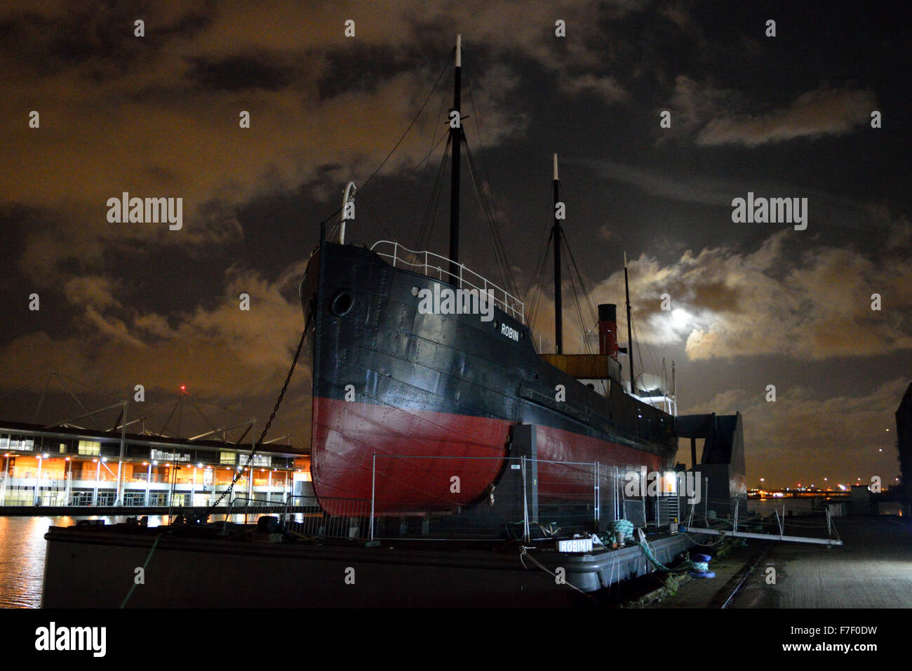 Nightime Schuss von SS Robin im Royal Victoria Dock, London Stockfoto