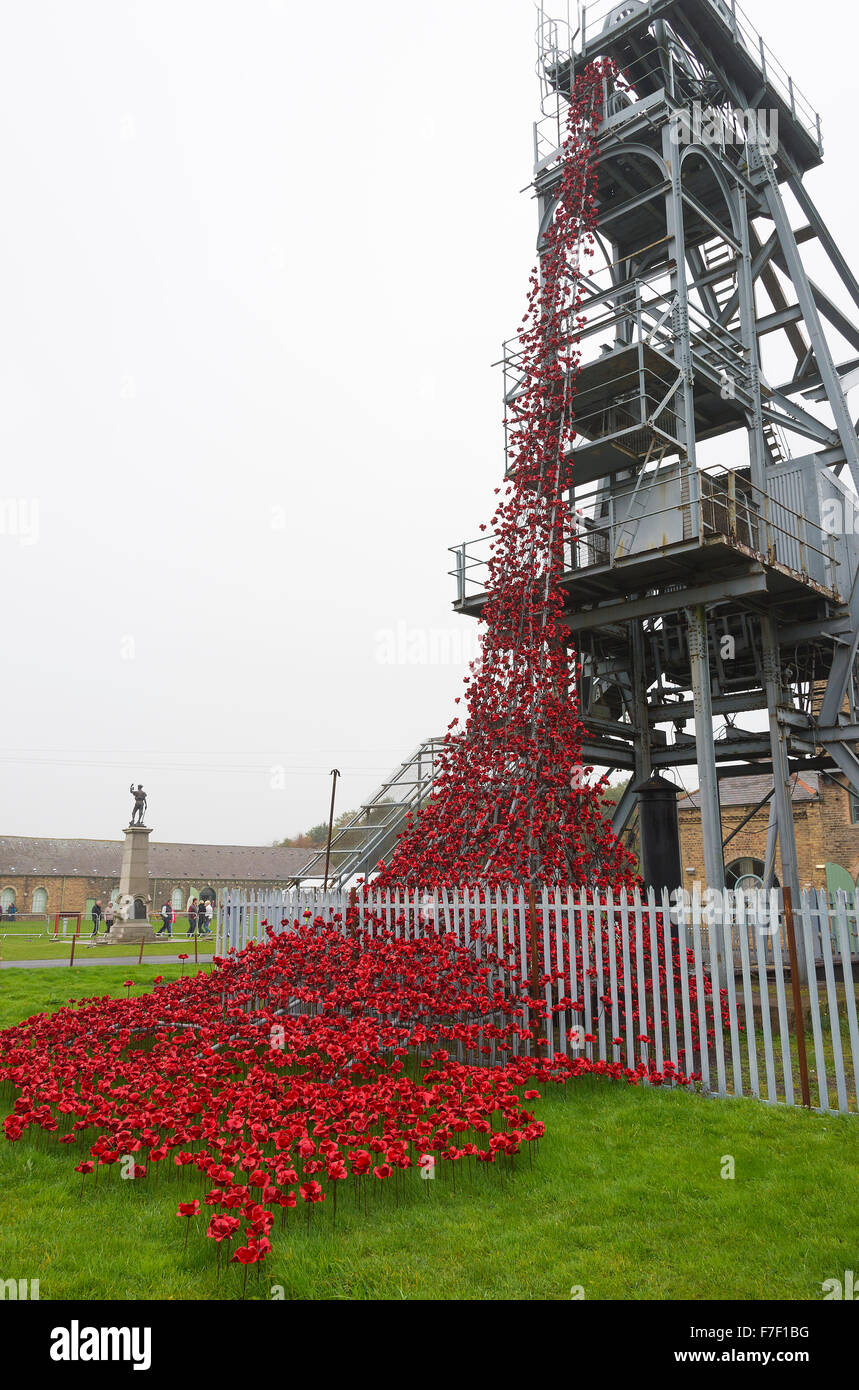 Die Kaskade von keramischen rote Mohnblumen in Woodhorn Bergbaumuseum in Erinnerung an erster Weltkrieg Soldaten Ashington Northumberland UK Stockfoto