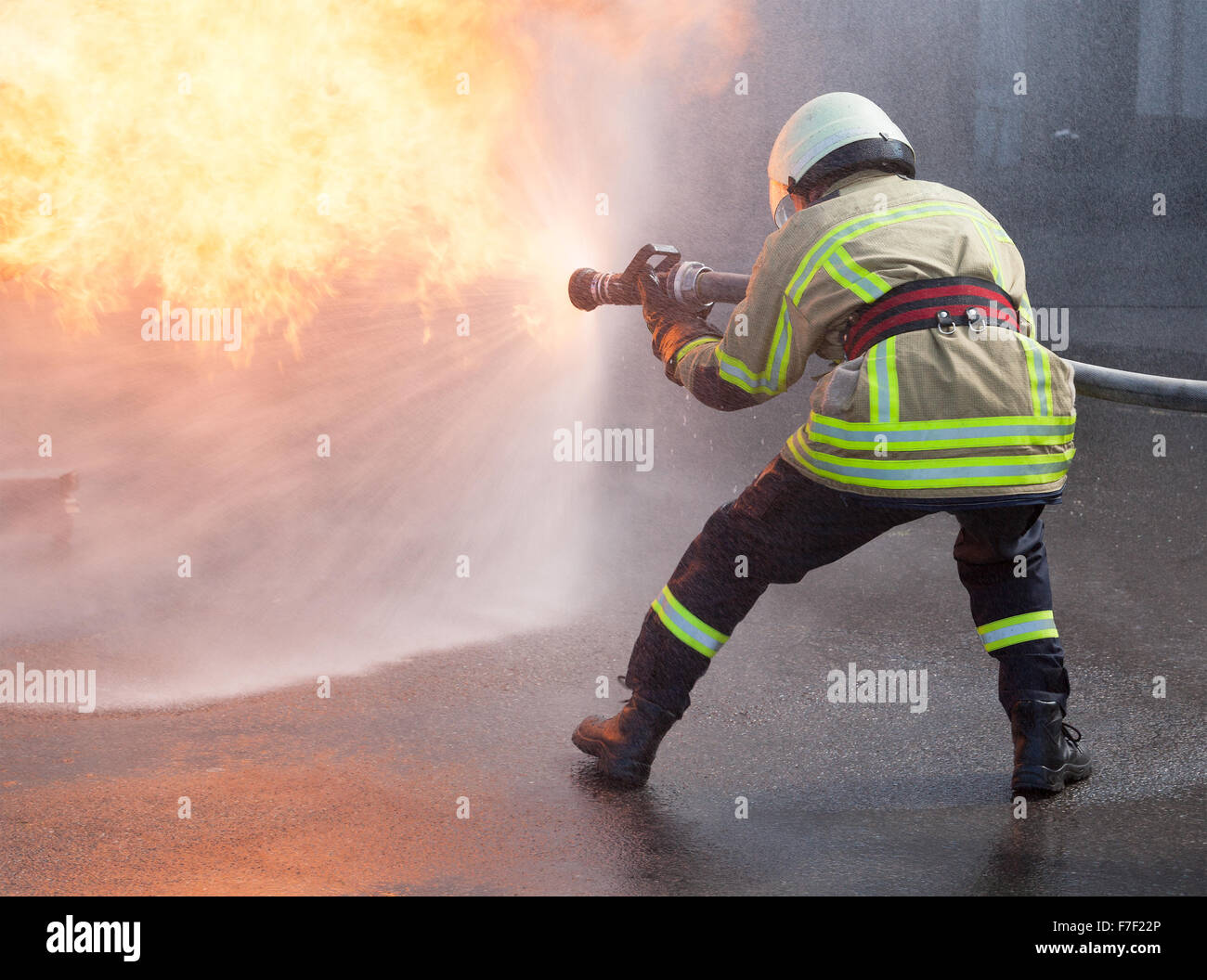 Feuerwehrmann Löschangriff während des Trainings Stockfoto