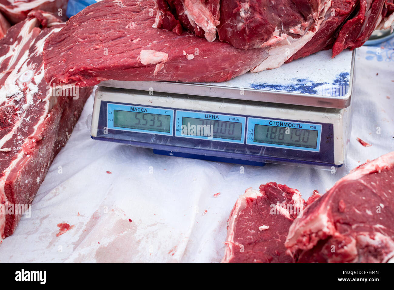 Stücke von frischem Rindfleisch Rest auf eine Markt-Waage zeigt das Gewicht und Preis in russischer Sprache Stockfoto