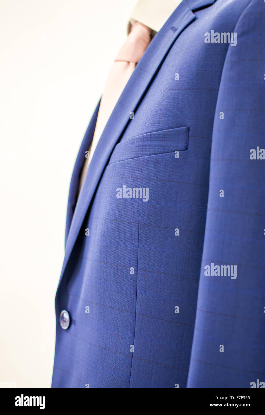 Blaue formellen Business-Anzug mit Hemd mit rosa Krawatte auf weißem  Hintergrund Stockfotografie - Alamy
