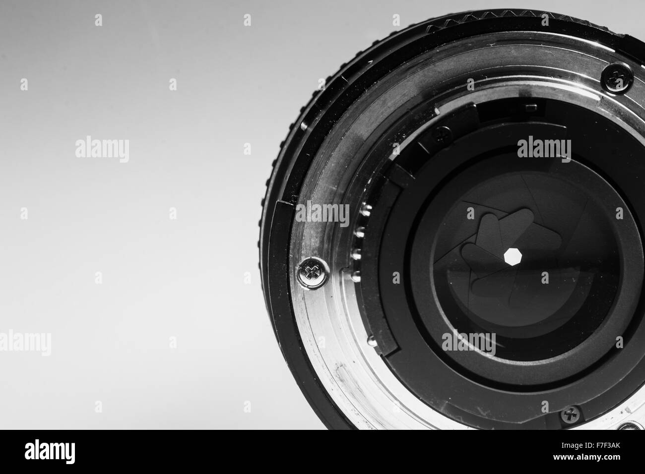 Nahaufnahme Bild der Heckpartie eines Kameraobjektivs zeigen Membranen und Blende Ringe in monochrom schwarz / weiß Stockfoto