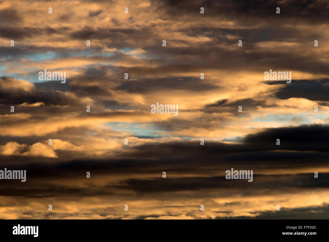 Wunderschönen bunten Sonnenuntergang über Nord Northumberland und Scottish Borders Vereinigtes Königreich UK Stockfoto