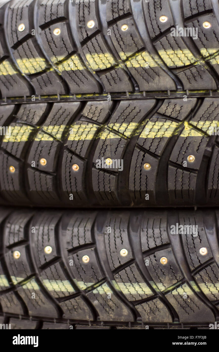 Reihe von neuen Auto-Winterreifen mit Schnee spikes auf dem Display in einer Autowerkstatt in Vorbereitung für den Winter Fahrbedingungen. Stockfoto