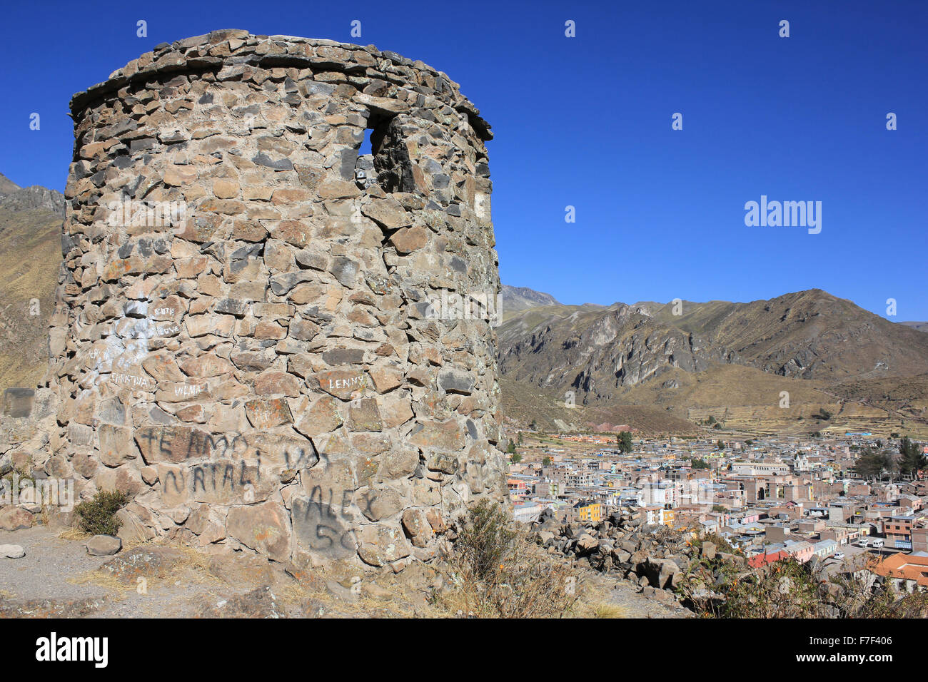 Stein-Aussichtsturm mit Blick auf Stadt Chivay, Peru Stockfoto