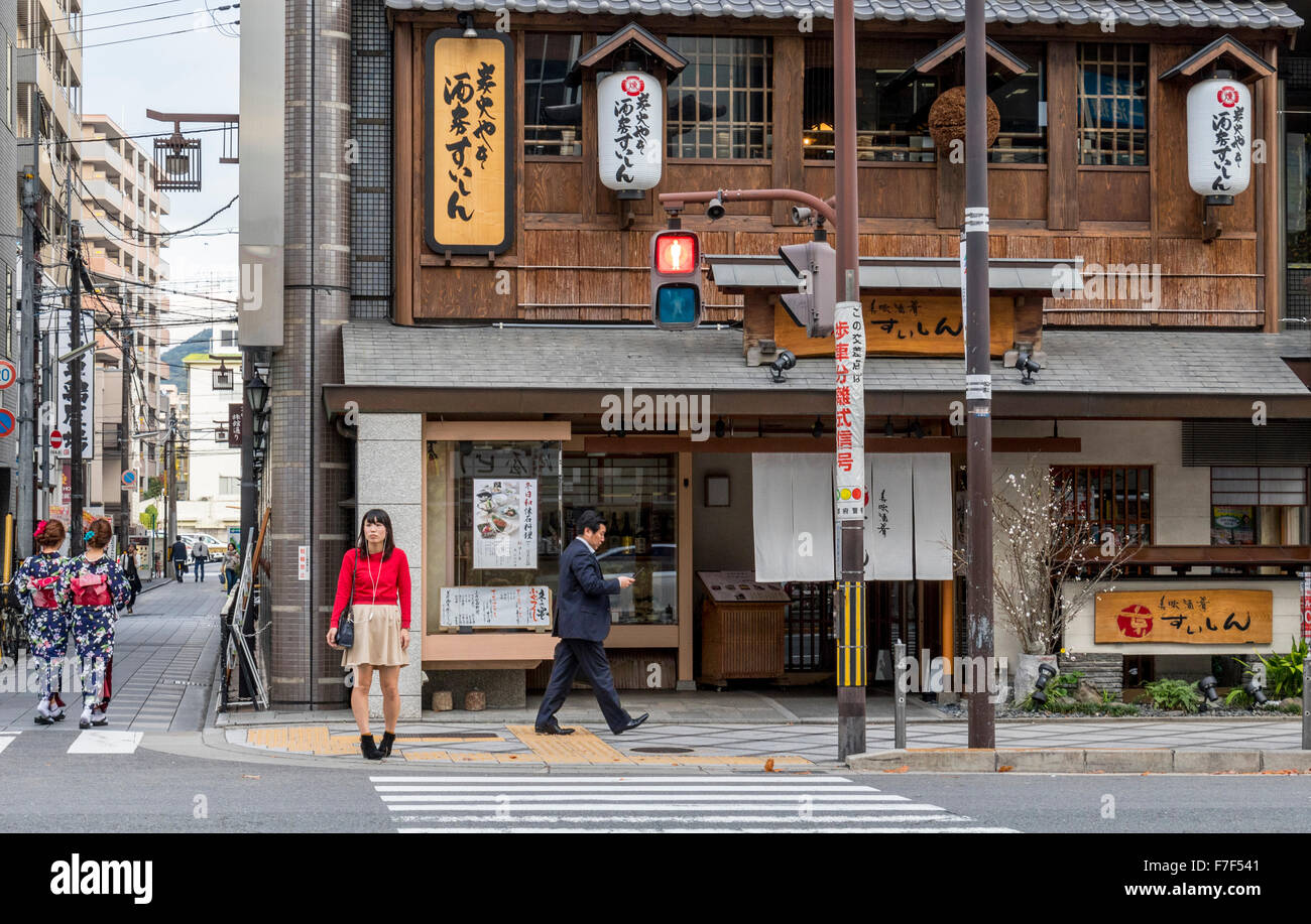 Japanische Mädchen warten darauf, überqueren Straßen in der Stadt Kyoto Japan Stockfoto