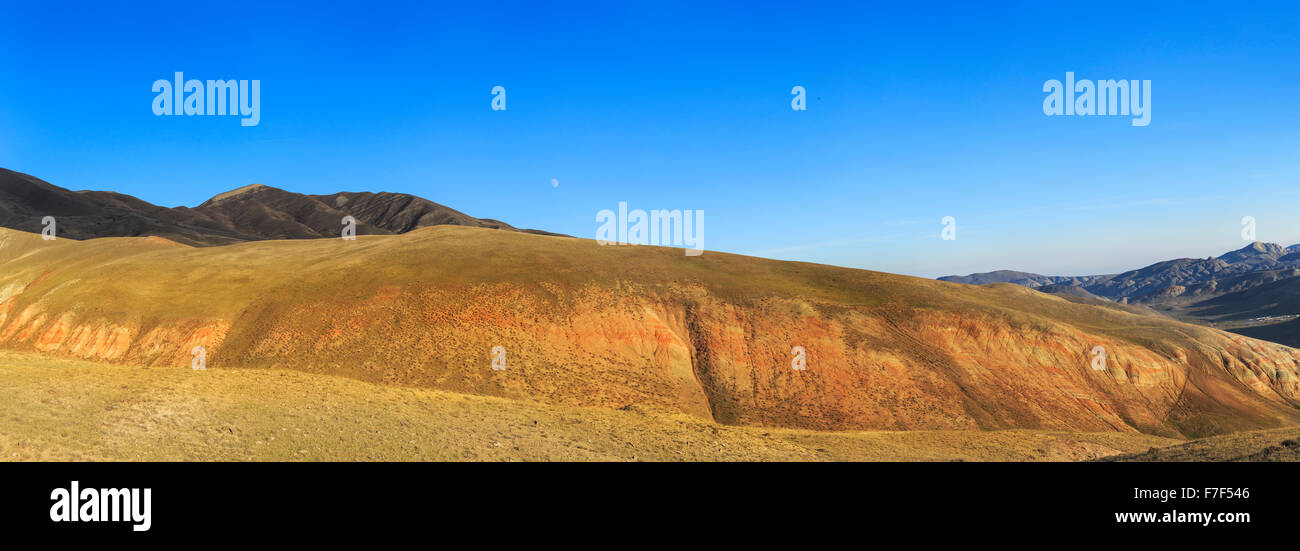 Cumulus und roten Berge Khizi.Azerbaijan Stockfoto