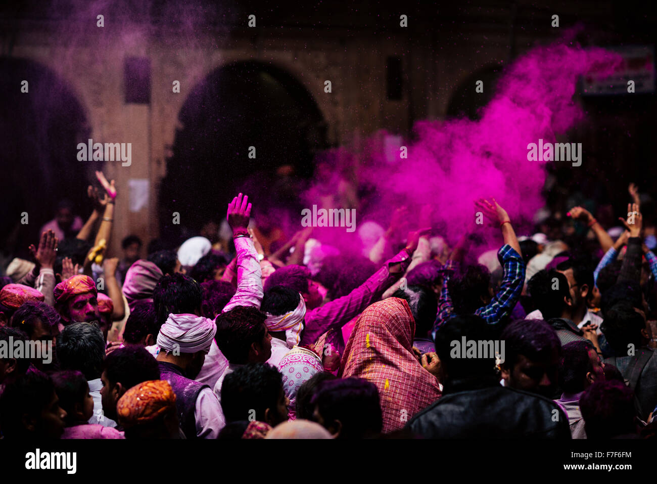 Lathmar Holi Feierlichkeiten in Vrindavan, Braj, Bankei Bihari Tempel, Uttar Pradesh, Indien Stockfoto