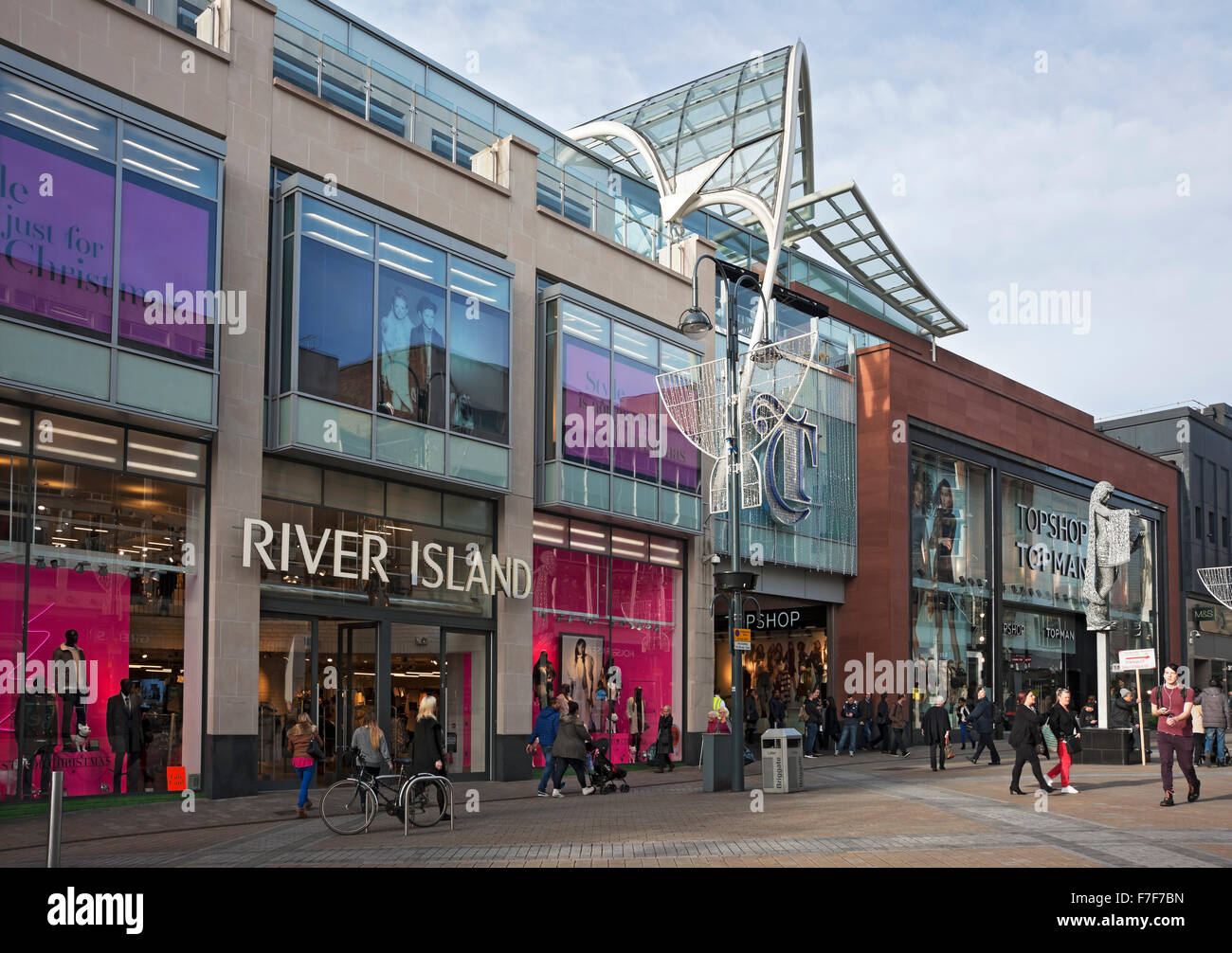 Menschen einkaufen Shopper am Briggate Eingang zu Trinity Leeds Shopping Centre Leeds West Yorkshire England Großbritannien GB Groß Großbritannien Stockfoto