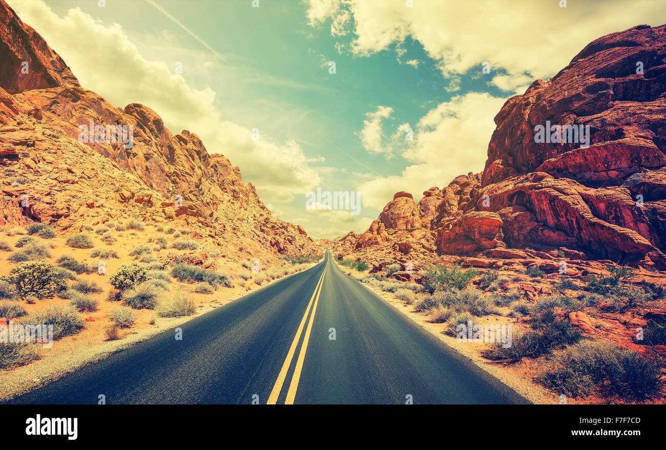 Retro stilisierte Wüste Autobahn, Reisekonzept Abenteuer, USA. Stockfoto
