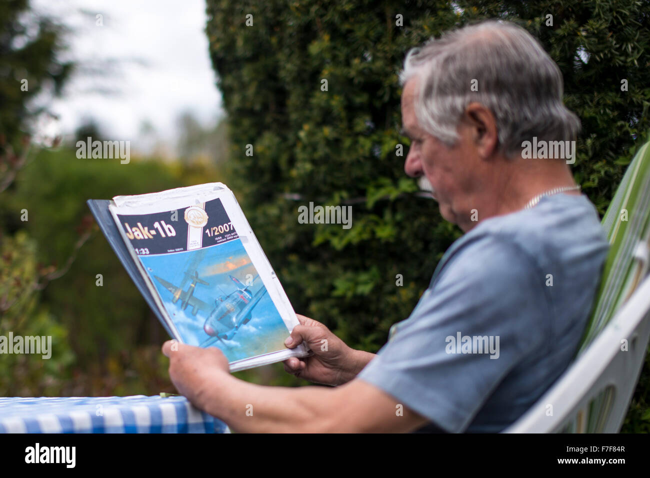 Alter Mann Baupläne lesen Stockfoto