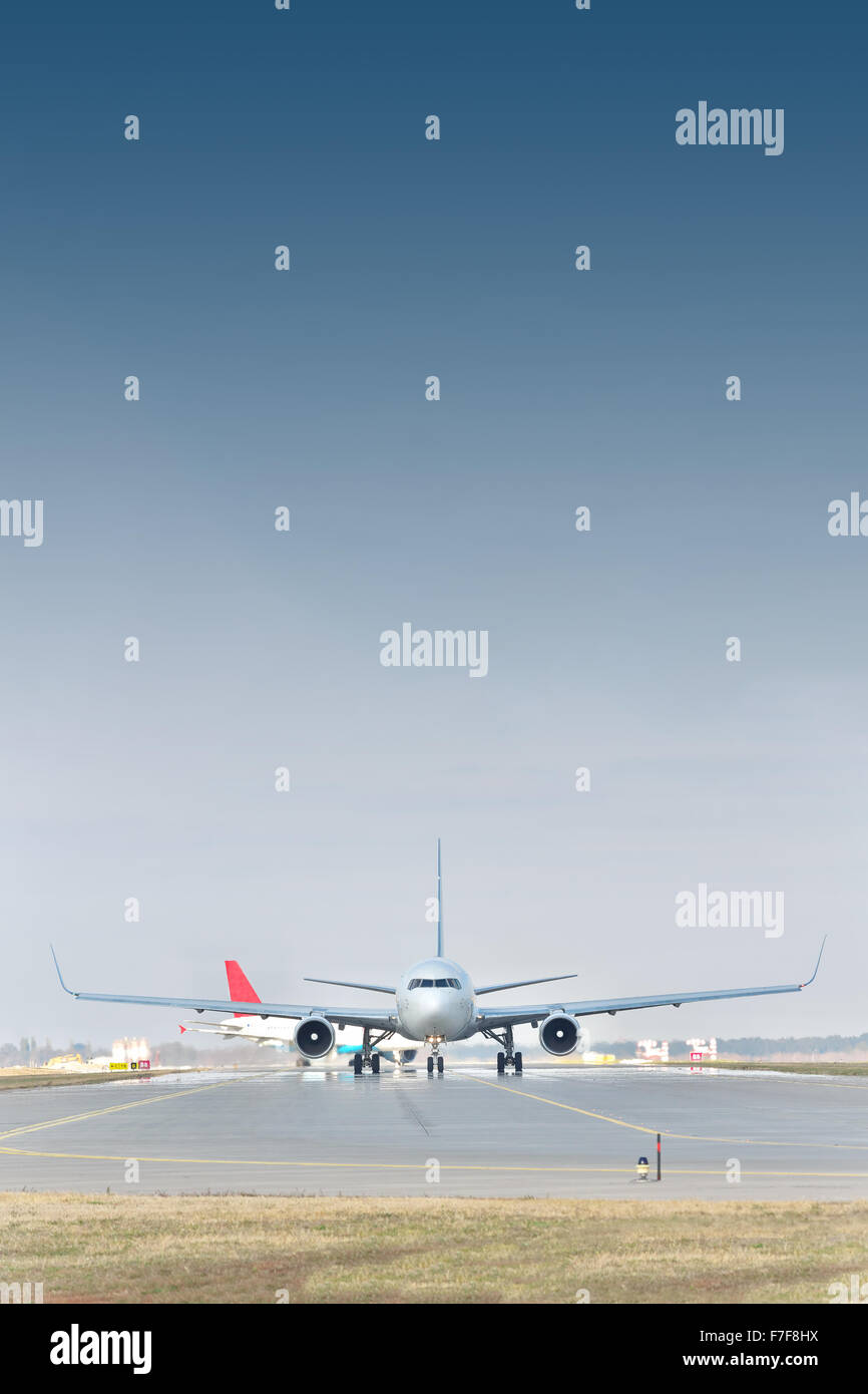Passagierjet Flugzeuge sind zur Startbahn für einen Start des Rollens. Stockfoto