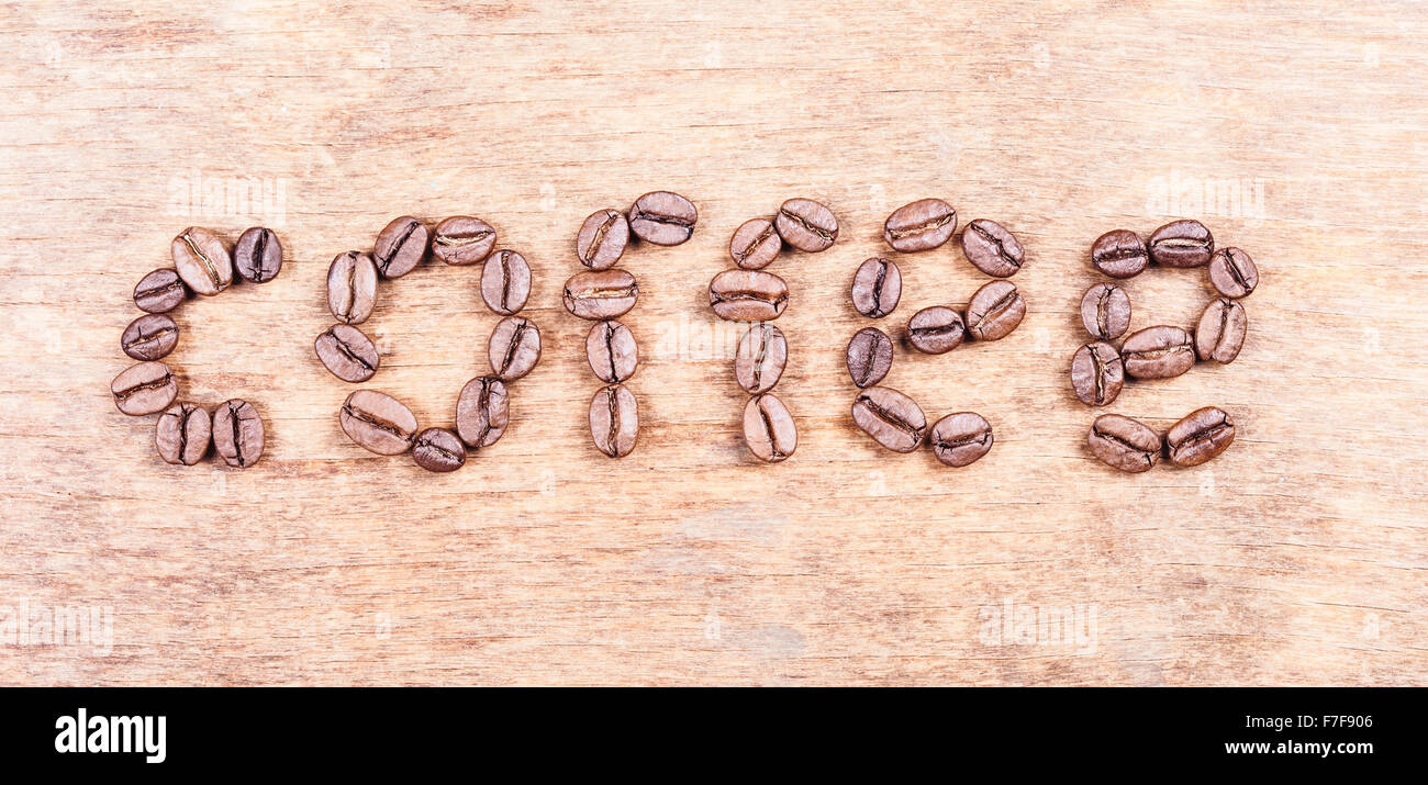 Kaffee Bohnen auf Grunge Holzoberfläche gemacht Stockfoto