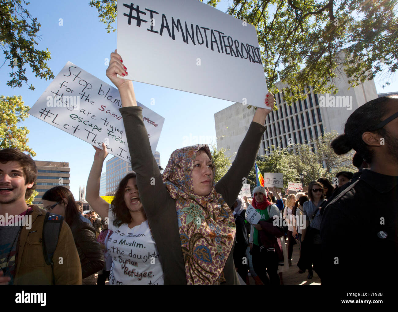 Gruppe sammelte sich in Austin, Texas Gouverneur Abbott Entscheidung nicht zuzulassen, syrische Flüchtlinge in den Zustand zu protestieren Stockfoto