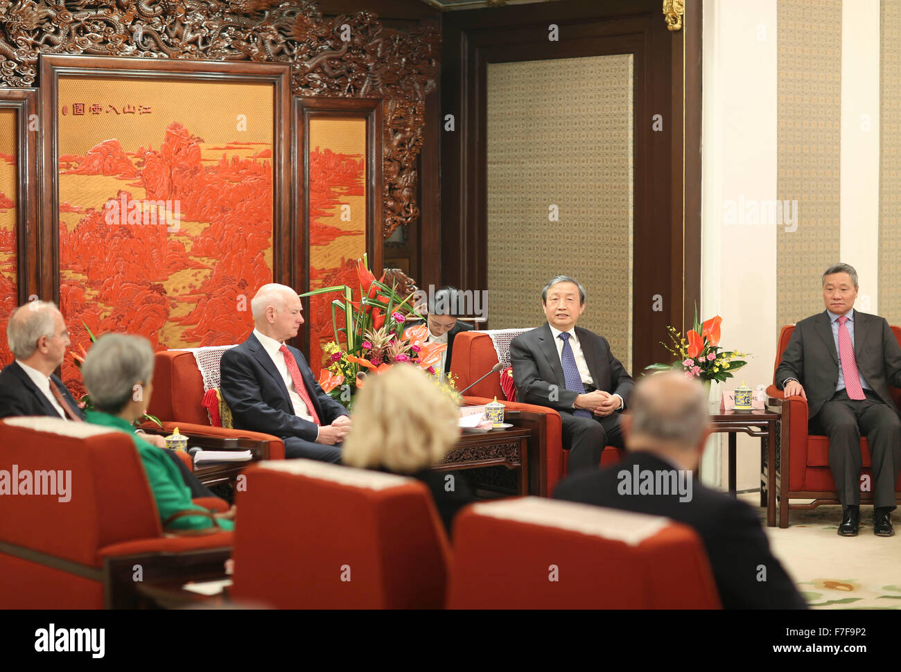 Peking, China. 30. November 2015. Chinesische Vize Premier Ma Kai (hinten, 2. R) trifft sich mit Howard Davies und einigen anderen Mitgliedern des International Advisory Council von China Securities Regulatory Kommission (CSRC) in Peking, Hauptstadt von China, 30. November 2015. © Ding Lin/Xinhua/Alamy Live-Nachrichten Stockfoto