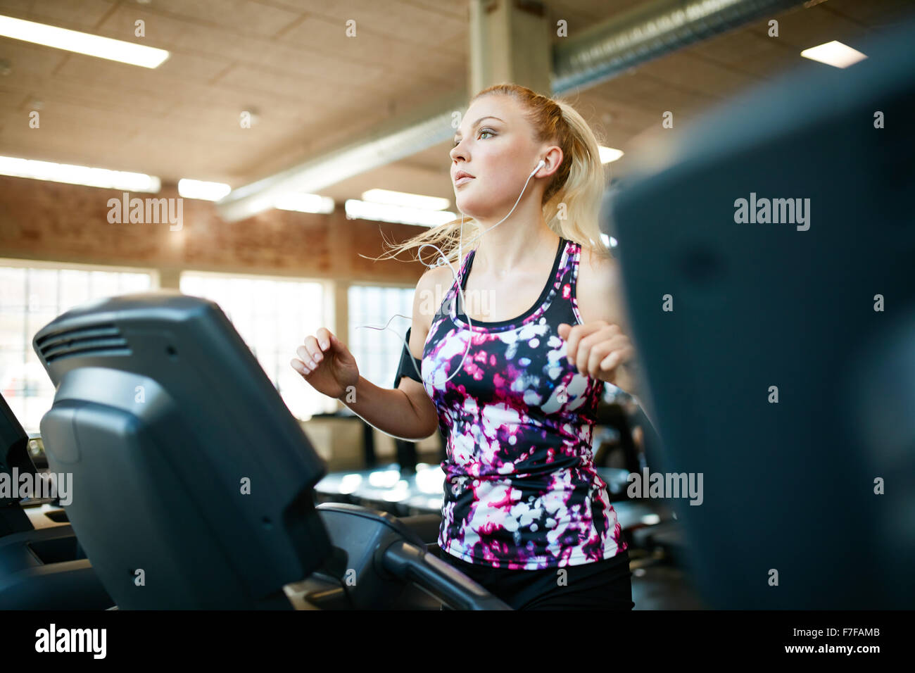 Aufnahme einer Frau auf dem Laufband im Fitnessstudio. Young konzentrierte sich weibliche trainieren Sie im Fitnessstudio, training an Trainingsgeräten Stockfoto