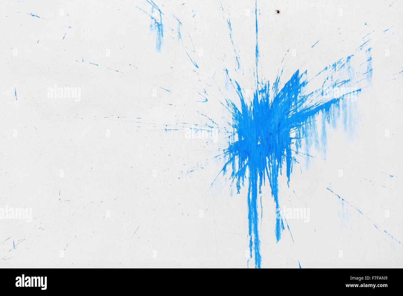 Eine große blaue Fleck auf dem Hintergrund der weiß verputzten Wand Stockfoto