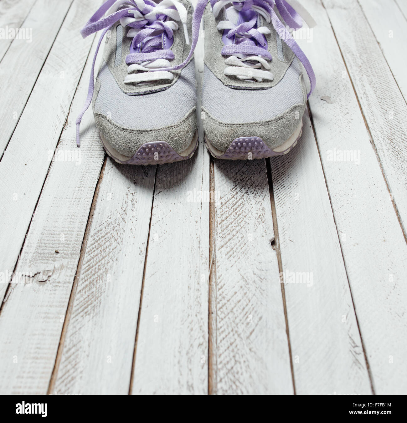 Sport Schuhe auf weißem Holz Hintergrund Stockfoto