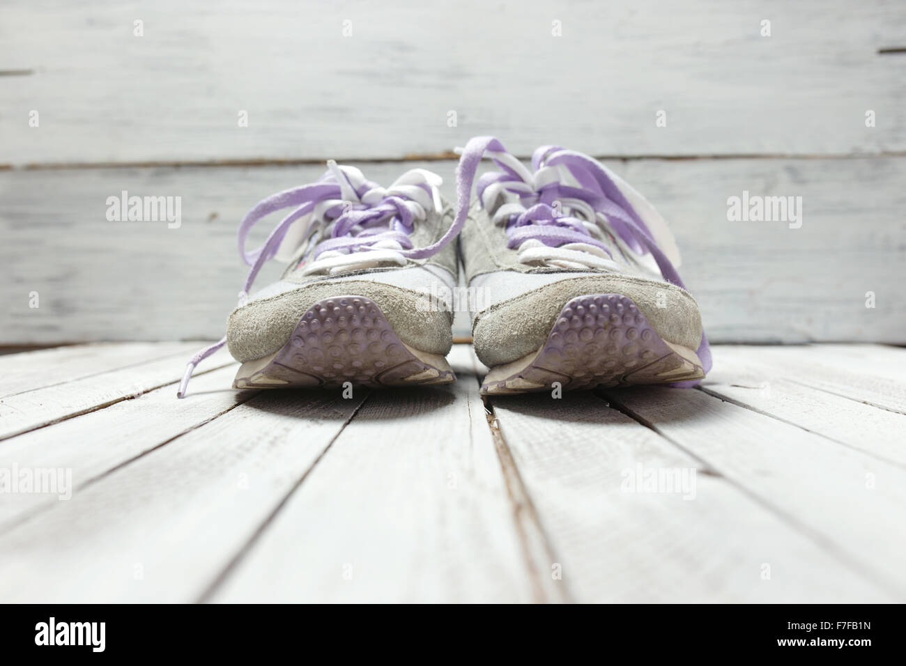 Sport Schuhe auf weißem Holz Hintergrund Stockfoto