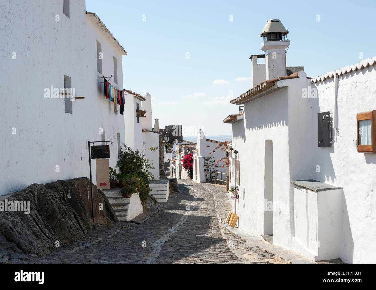 alten Mstreet mit typischen weißen Häuser in Portugal Alentejo Dorf miradouro Stockfoto
