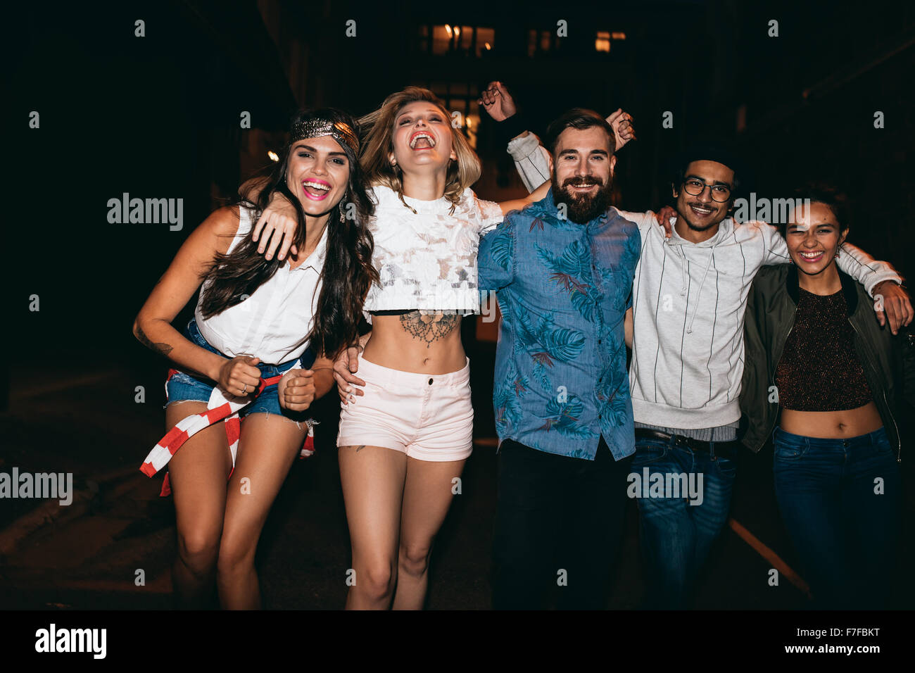 Glückliche Gruppe von jungen Leuten, die nachts zusammen. Gemischtrassigen Gruppe von Freunden genießen Natur, Spaß zu haben. Stockfoto