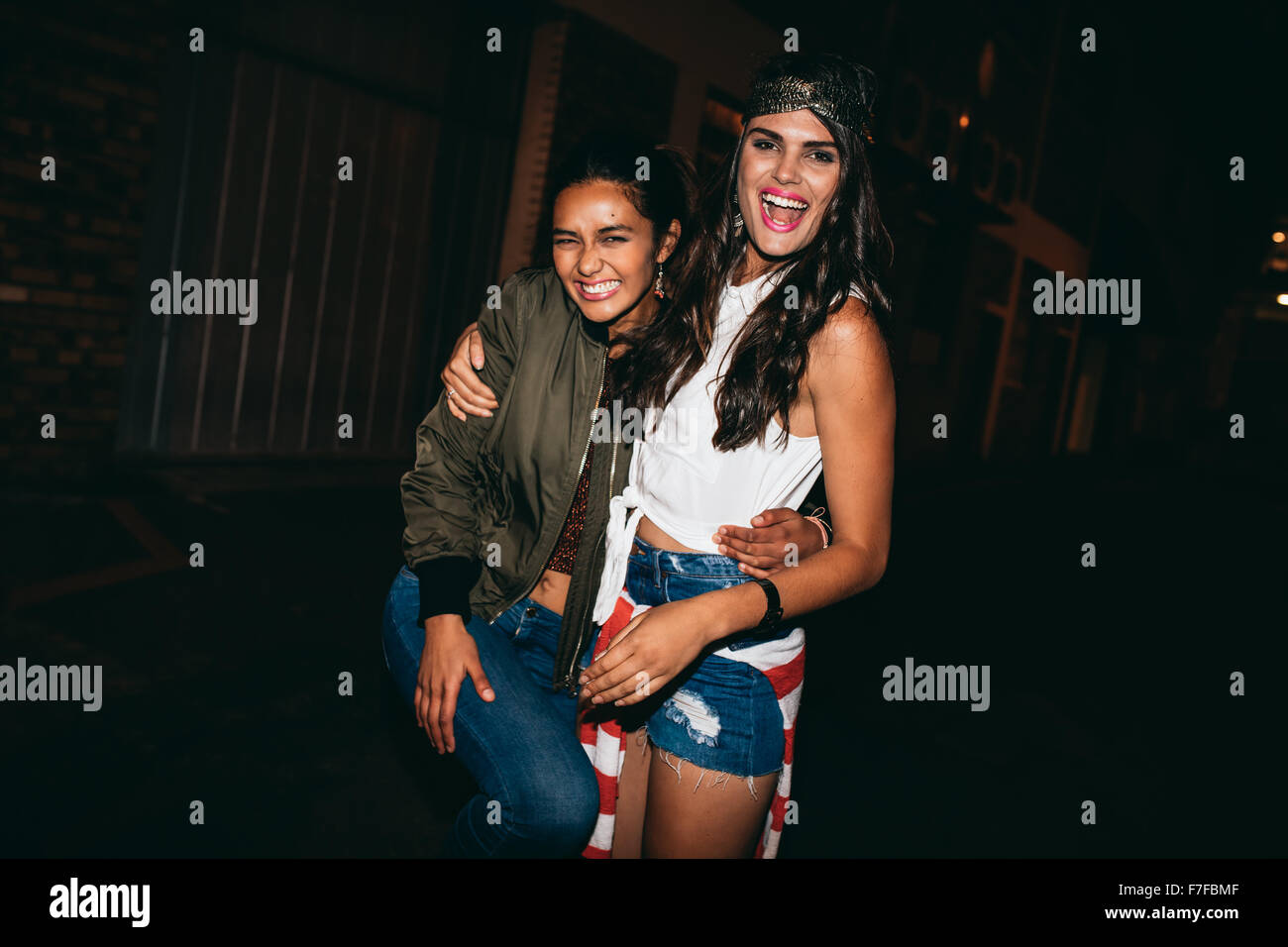 Porträt von zwei jungen Freundinnen Spaß im Freien. Frauen in Party im freien Abend genießen. Stockfoto