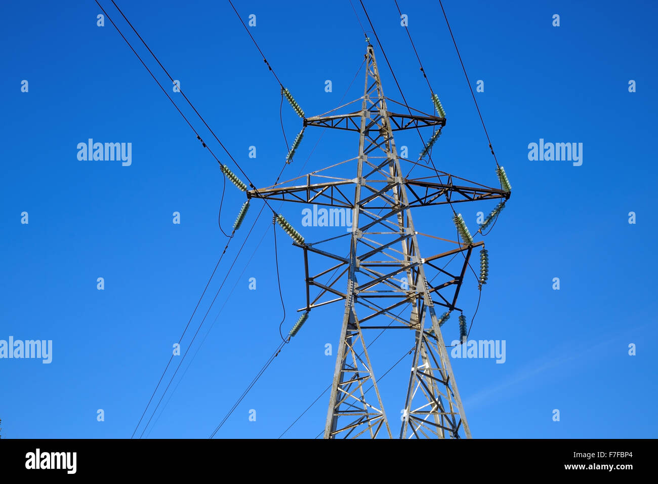 Strommast auf blauen Himmelshintergrund. Hochspannungs-Turm. Stockfoto