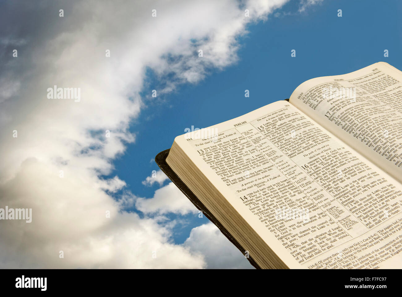 Bibel mit Wolken Stockfoto